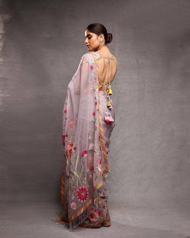 या फोटोमध्ये सईने ग्रे रंगाची नेटची साडी परिधान केलीये ज्यात ती खूपच क्लासी दिसतेय. (PHOTO : @saietamhankar/Instagram)