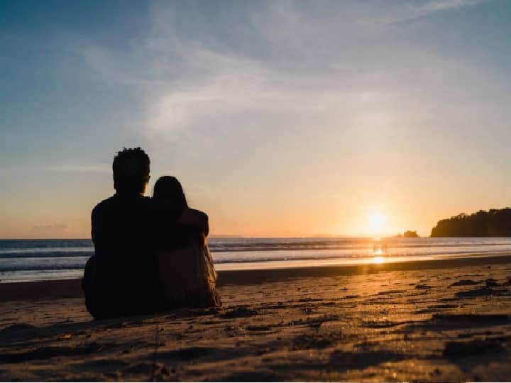 Honeymoon Planning: शादी के बाद हर कपल के लिए हनीमून बेहद खास होता है. शादी की लंबी चौड़ी रस्मों के बाद कपल हनीमून पर एक दूसरे के साथ टाइम स्पेंड करना चाहता है. ऐसे में इसकी प्लानिंग बिल्कुल परफेक्ट होनी चाहिए. तो चलिए हम आपको कुछ ऐसी गलतियों के बारे में बताने वाले हैं जिसे हर हनीमून कपल को करने से बचना चाहिए. इससे आपका यह सफर शानदार और यादगार बन सकता है. जानते हैं उन गलतियों के बारे में- (PC: Freepick)