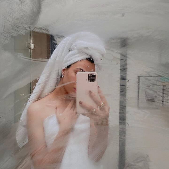 अहान शेट्टी की गर्लफ्रेंड तान्या श्रॉफ फैशन मॉडल और सोशल मीडिया सेलिब्रिटी हैं. तान्या की फैन फॉलोइंग इंस्टाग्राम पर काफी शानदार है.