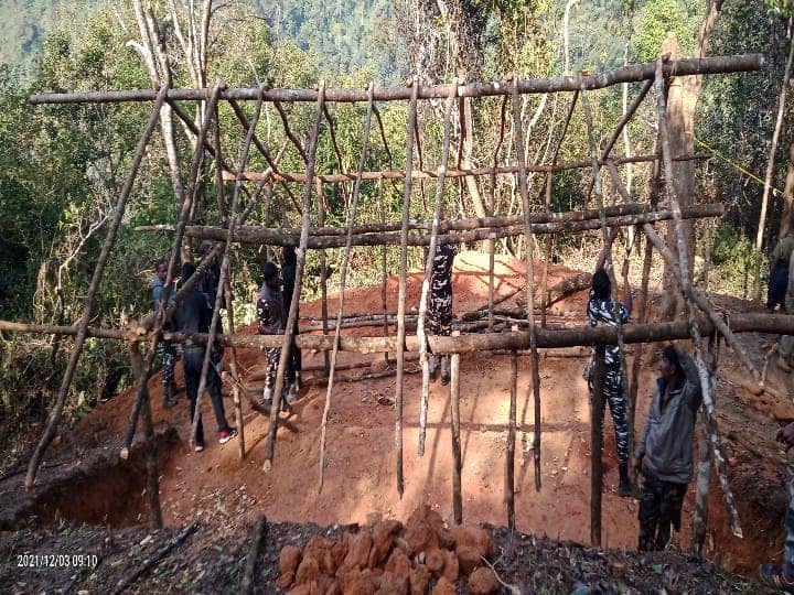 Kadar tribesmen screaming over forest encroachment that removed the huts ’பட்டா கிடைத்தும் பயனில்லை’  - வனத்துறை அத்துமீறலால் கதறும் காடர் பழங்குடிகள்..!