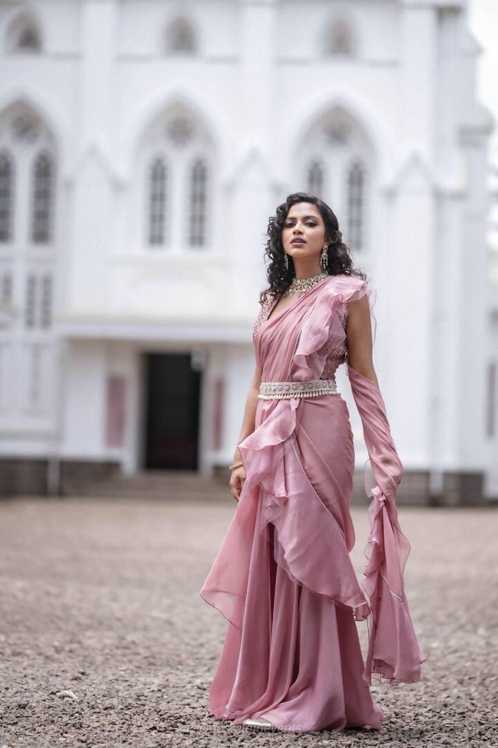 காற்றில் எங்கெங்கும் வாசம் வீசுது