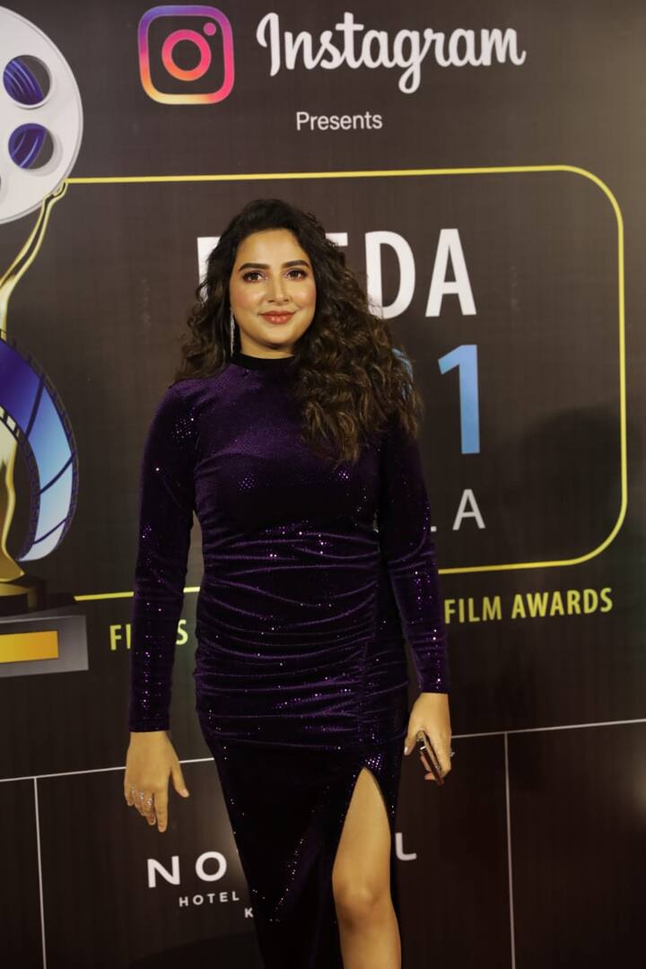 ফাফদা-র অনুষ্ঠানে উপস্থিত ছিলেন টলিউডের প্রথম সারির নায়িকা শুভশ্রী গঙ্গোপাধ্যায়। গাঢ় নীল পাশ্চাত্য পোশাকে রেড কার্পেটে নজর কাড়ছিলেন তিনি।