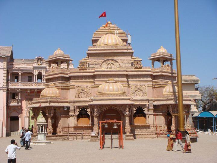 सारंगपुर कष्टभंजन हनुमान मंदिर, गुजरात- गुजरात के भावनगर में स्थित सारंगपुर में भगवान हनुमान मंदिर की खास बात यह है कि यहां हनुमान जी के साथ शनिदेव की मूर्ति भी विराजित है. शनिदेव ने इस मंदिर में स्त्री का रुप ले रखा है और हनुमान जी के चरणों में बैठे हैं. मान्यता है कि अगर किसी व्यक्ति की कुंडली में शनि दोष है तो हनुमान जी के दर्शन और पूजा करने से सभी दोषों से मुक्ति मिलती है. कहते हैं अपने जीवनकाल में शनिदेव के इन मंदिरों के दर्शन जरूर करने चाहिए. ऐसा करने से शनिदेव की ओर से मिलने वाले कष्टों से जीवनभर के लिए मुक्ति मिल जाती है.