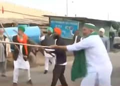 Viral Video: गाजीपुर में किसानों को लाठी चलाना सिखाते हुए नजर आए राकेश टिकैत, कहा- अभी बहुत सारे मुद्दे बाकी