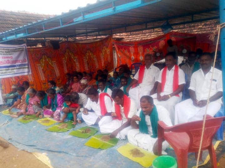 Thanjavur Farmers' Protest: 3 people including women fainted மண் சோறு சாப்பிடும் போராட்டம்: 2 பெண்கள் உட்பட 3 விவசாயிகள் மயக்கம்!