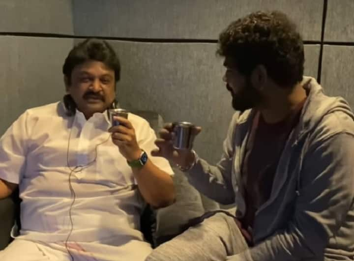 Actor Prabhu starts dubbing for Kaathu vaakula rendu kaadhal movie, vignesh shivan shares video Watch Video: “தனியா டப்பிங்கா? ஹீரோயின்ஸ் இல்லையா?” - விக்னேஷ் சிவனிடம் பிரபு கல கல..!