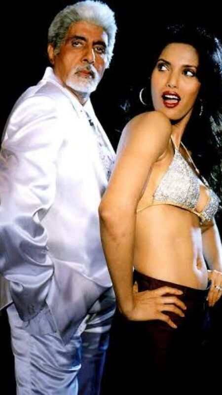 अमिताभ बच्चन (Boom): अमिताभ बच्चन को सदी का महानायक कहा जाता है. लेकिन फिल्म जगत में अपना नाम बनाने के लिए बिग बी ने कड़ी मेहनत की है. 'सात हिंदुस्तानी' से अपने करियर की शुरुआत करने वाले बीग बी करीब 5 दशक से अपनी एक्टिंग का लोहा मनवाते आ रहे हैं. लोगों को शायद ही लगता होगा कि बीग बी कभी बी ग्रेड फिल्म में काम करेंगे. लेकिन बूम ऐसी फिल्म थी जिसमें बीग बी ने एक्टिंग की थी और ये सुपर फ्लॉप निकली. फिल्म में वो एक माफिया बने थे, बच्चन साहब ने शायद यही सोचा होगा कि ये किरदार उनके पुराने किरदारों से हटके होगा लेकिन अफसोस फिल्म फ्लॉप हो गई. इसी फिल्म में कैटरीना कैफ ने डेब्यू किया था. लेकिन कई बार एक्ट्रेस ने इंटरव्यू में कबूल किया है कि वो उस फिल्म को याद भी नहीं रखना चाहती.