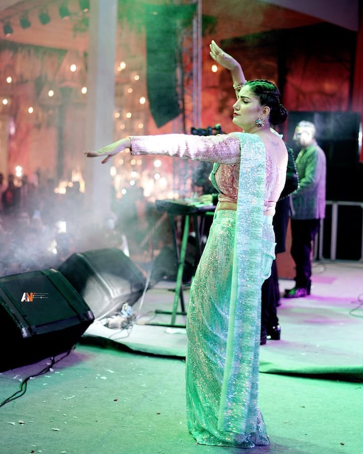 फोटो में सपना चौधरी शिमरी स्काई ब्लू साड़ी पहने हुए नजर आ रही हैं. इस साड़ी को एक्ट्रेस ने स्टाइलिश ब्लाउज के साथ कैरी किया है जो उन्हें और भी ज्यादा ग्लैमरस लुक दे रहा है.