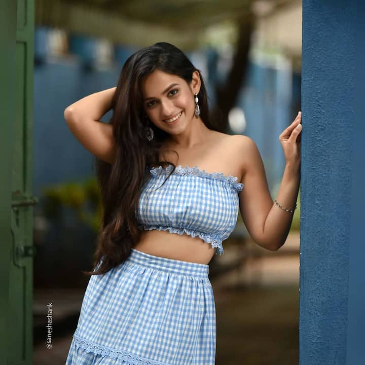 शिवानीच्या या फोटोंवर चाहत्यांकडून लाइक्स आणि कमेंट्सचा वर्षाव होत आहे.  (photo:shivanibaokar/ig)