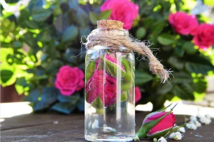 ঘামের দুর্গন্ধ দূর করার জন্য গোলাপজলের ব্যবহার করুন। যেদিন স্নান করবেন, সেদিন জলের সঙ্গে পরিমাণ মতো গোলাপজল মিশিয়ে নিয়ে স্নান করুন। এসেন্সিয়াল ওয়েল ব্যবহার করতে পারেন।