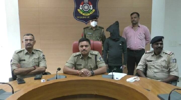 Mehsana murder case : Accused go to police station for file girl missing complaint after murder Mehsana : પ્રેમિકાની પુત્રીની હથોડીના ઘા મારીને પ્રેમીએ કરી નાંખી હત્યા ને પછી પોતે જ ગુમ થયાની ફરિયાદ કરવા ગયો