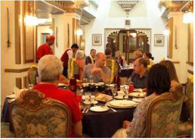 इसके सफर का मजा लेने के लिए दूर-दूर से विदेशी टूरिस्ट आते हैं और इसके जरिए दिल्ली-राजस्थान सहित कई शानदार टूरिस्ट डेस्टिनेशन का मजा लेते हैं. फोटो साभार- महाराजा एक्सप्रेस ऑफिशियल वेबसाइट