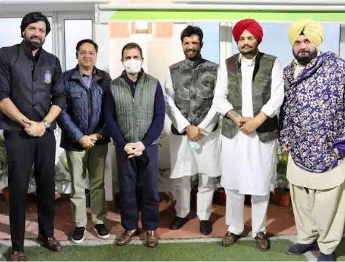 બીજી તસવીર શેર કરતા તેણે લખ્યું,  'Brothers in arms with Boss'. આ તસવીરમાં રાહુલ ગાંધી, નવજોત સિંહ સિદ્ધુ, પંજાબી ગાયક સિદ્ધુ મૂસેવાલા, અમરિંદર સિંહ રાજા અને પંજાબ કૉંગ્રેસના પ્રભારી હરીશ ચૌધરી જોવા મળી રહ્યા છે.