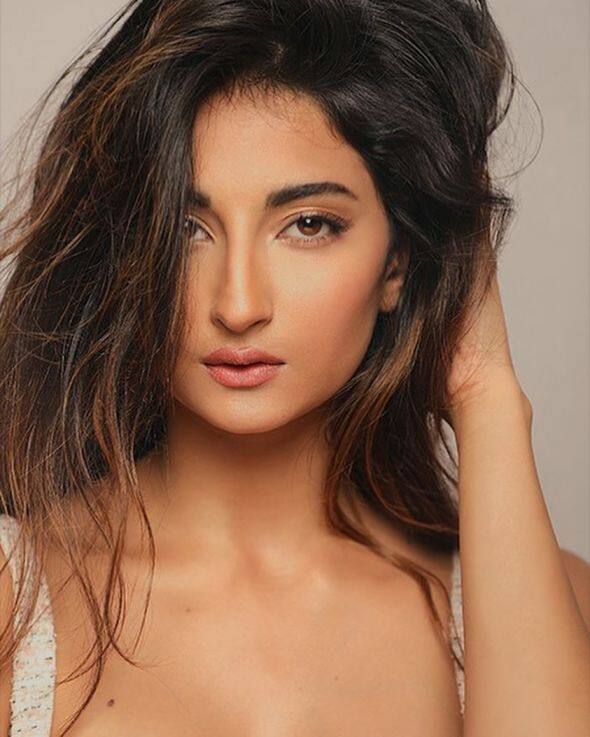 पलक तिवारी: हार्डी संधू का ' बिजली बिजली' गाना तो आपने सुना ही होगा. काफी समय से ये गाना ट्रेंडिग में चल रहा है.इसमें एक्ट्रेस श्वेता तिवारी की बेटी पलक तिवारी ने साबित कर दिया है कि वह इस गाने के साथ ही बॉलीवुड एंट्री के लिए तैयार हैं. खैर जल्द ही पलक रोजी द केसर चैप्टर में नजर आएंगी. जिसे एक हॉरर-थ्रिलर बताया जा रहा है.