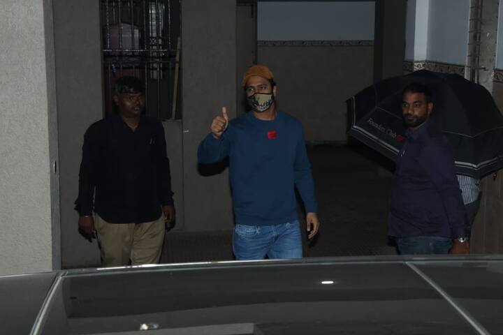 वहीं इस बार विक्की कौशल ने भी मीडिया से नजरे ना चुराते हुए बल्कि खुलकर पोज दिए और हाथ हिलाकर अपनी खुशी का इजहार भी कर दिया.