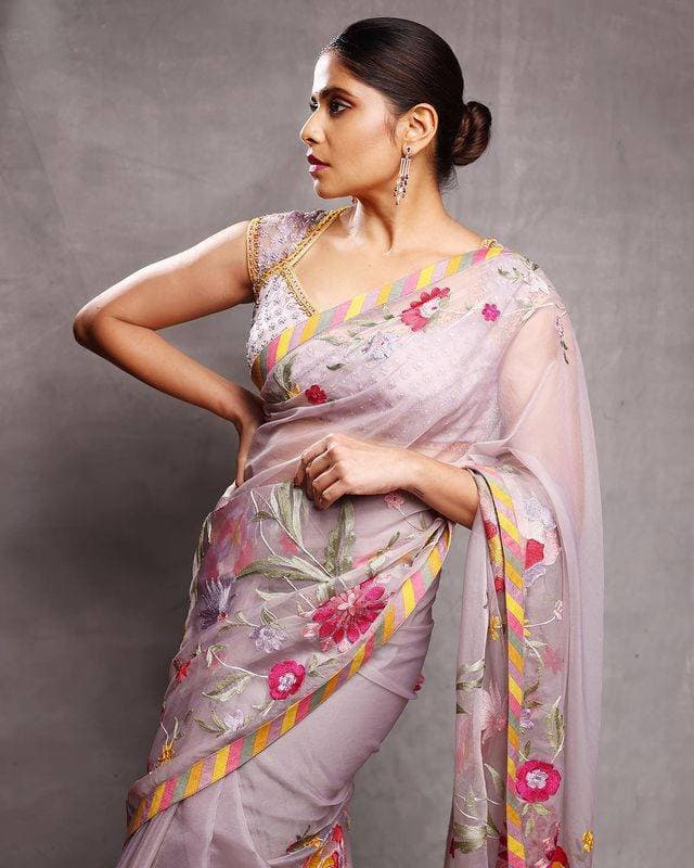 सईच्या चाहत्यांनी तिच्या या फोटोंवर लाइक्स आणि कमेंट्सचा वर्षाव केला आहे. (PHOTO : @saietamhankar/Instagram)