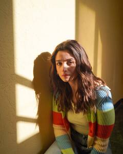 सतरंगी स्वेटर पहन Alia Bhatt ने दिए अतरंगी पोज़, अर्जुन कपूर ने कमेंट में लिखा – ‘रंगीली रानी’