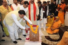 Rudrapur दौरे के दौरान जगतगुरु Shankaracharya से मिले CM Dhami | Khabrein Tabadtod