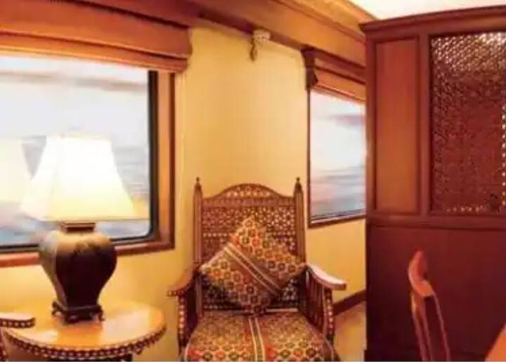 রং মহল রেস্তোরাঁর গোলাপি পরিবেশ নজর কাড়বে সবার। যখন ভ্রমণকারী বা পর্যটকরা এর রঙের আলোতে বসে সকালের জলখাবার, দুপুরের   খাবার বা রাতের খাবার উপভোগ করেন তখন এটি স্বাভাবিকভাবেই ভরে ওঠে। ছবির ক্রেডিট - মহারাজা এক্সপ্রেস অফিশিয়াল ওয়েবসাইট।