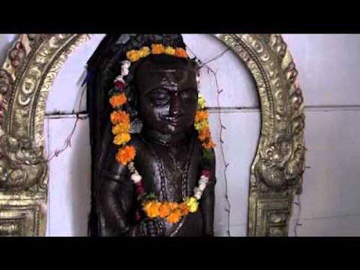 शनिश्चरा मंदिर, ग्वालियर- ग्वालियर में स्थित इस मंदिर को लेकर मान्यता है कि यहां शनिदेव के पिंड को हनुमान ने लंका से फेंका था और ये पिंड यहां आकर गिरा. इसके बाद शनिदेव की स्थापना यहीं कर दी गई. मंदिर में शनिदेव की पूजा के बाद उन्हें सरसों का तेल या तिल का तेल चढ़ाया जाता है. इसके बाद शनिदेव से गले लगकर अपने कष्टों के बारे में उन्हें बताया जाता है. इसके बाद व्यक्ति को सारी तकलीफों से छुटकारा मिल जाता है.