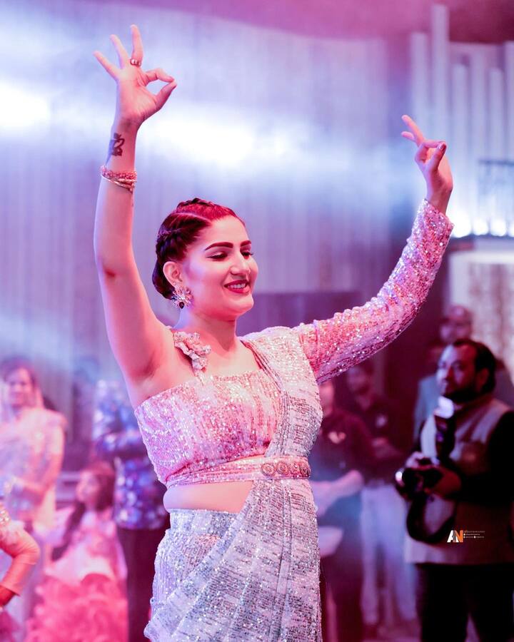 सपना चौधरी हाल ही में एक लाइव शो में पहुंची थीं. उस दौरान मीका सिंह ने उनका तेरी आंख्या का यो काजल सॉन्ग गाया था. सपना ने जमकर इस सॉन्ग पर डांस किया.