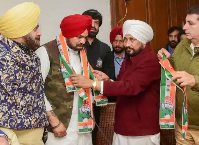 પાર્ટીમાં ગાયકનું સ્વાગત કરતા ચરણજીત સિંહ ચન્નીએ કહ્યું કે મૂસેવાલા પોતાની મહેનતથી એક મોટા કલાકાર બન્યા અને પોતાના ગીતોથી લાખો લોકોના દિલ જીતી લીધા. મૂસેવાલાનું સાચું નામ શુભદીપ સિંહ સિદ્ધુ છે અને તે માનસા જિલ્લાના મુસા ગામના વતની છે. તેમના માતા એક ગામના મુખીયા  છે. ગાયકને અગાઉ તેના ગીતોમાં હિંસા અને બંદૂક સંસ્કૃતિને પ્રોત્સાહન આપવા બદલ આલોચનાનો સામનો કરવો પડ્યો હતો.