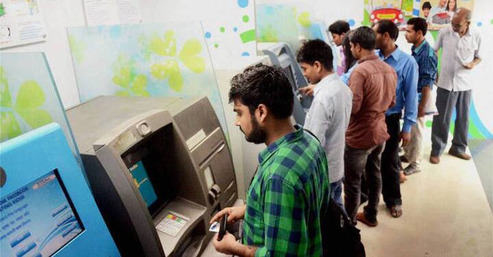 अगर आप फ्री ट्रांजेक्शन से ज्यादा पैसे निकालनते हैं तो आपको 20 रुपये की जगह 21 रुपये प्रति ट्रांजेक्शन खर्च करने होंगे. आरबीआई ने सर्कुलर जारी कर इस बारे में जानकारी दी है. आपको बता दें ग्राहकों को एटीएम पर 5 फ्री ट्रांजेक्शन मिलते हैं. इसमें वित्तीय और गैर-वित्तीय दोनों ही तरह के ट्रांजेक्शन शामिल हैं.