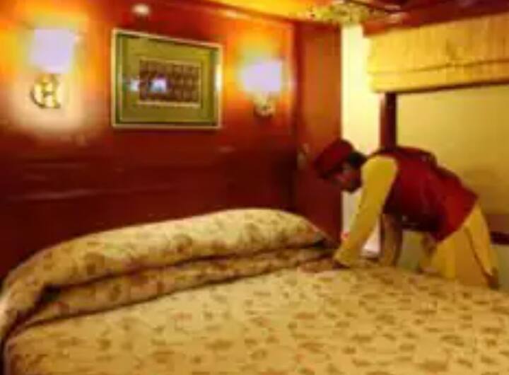 এর ডিলাক্স কেবিনের ভাড়ার উপর বর্তমানে প্রোমো অফার চলছে। যার মাধ্যমে একজন প্রাপ্তবয়স্কের সঙ্গে অন্য কোনও ব্যক্তির বুকিং চার্জ ৫০   শতাংশ কম হয়ে যাবে। মানে, একটি ডিলাক্স কেবিনে দুজন সফর করতে পারবেন। মহারাজা এক্সপ্রেসের অফিসিয়াল ওয়েবসাইটে গিয়ে আপনি   এর রুট, গন্তব্য, ভাড়া, শর্তাবলী সম্পর্কে তথ্য পেতে পারেন। আপনার কাছে যদি সামর্থ থাকে তবে আজীবন অভিজ্ঞতা নেওয়ার জন্য এই ট্রেন   এক দুর্দান্ত যাত্রা। এর মাধ্যমে ভারতের সাংস্কৃতিক ঐতিহ্য দর্শনের বিষয়ে জানতে পারবেন আপনি। ছবির ক্রেডিট - মহারাজা এক্সপ্রেস   অফিশিয়াল ওয়েবসাইট।