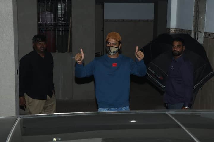 शुक्रवार को विक्की कौशल ने आखिरकार खुल्लम खुल्ला प्यार का इजहार कर ही दिया. जब वो कैटरीना कैफ के घर पहुंचे और पैपराजी ने उन्हें कैमरों में कैद कर लिया.