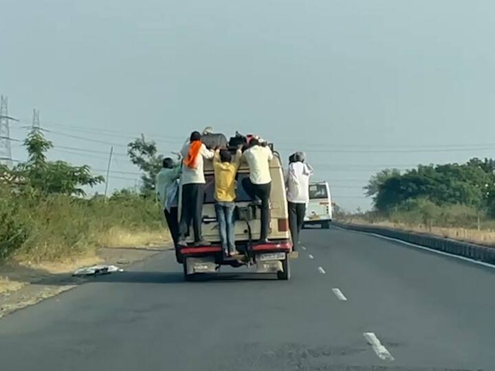 Due To ST Workers Strike Common People are using Private transportation in risky ways ST Workers Strike : एसटीच्या संपामुळे सामान्यांचा जीव धोक्यात, नागरिकांचा धोकादायक प्रवास