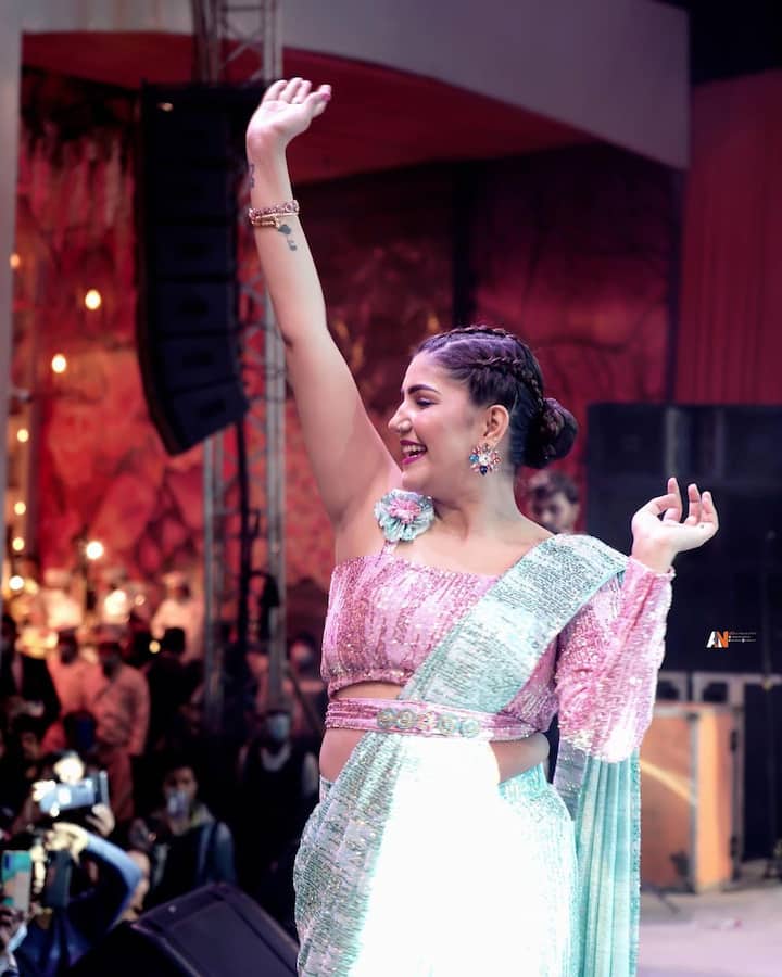 हाल ही में सपना चौधरी ने उस इवेंट की तस्वीरें सोशल मीडिया पर शेयर की है. इन तस्वीरों को फैंस खूब पसंद कर रहे हैं.