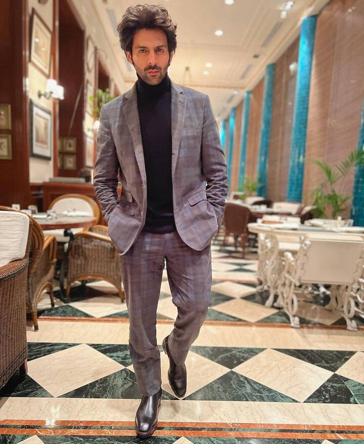 धर्मा प्रोडक्शन के साथ फिल्म कांट्रेक्ट कैंसिल हो जाने के बाद कार्तिक आर्यन हेडलाइन्स का हिस्सा बने हुए थे. कार्तिक के फैंस उन्हें काफी स्पोर्ट किया था.