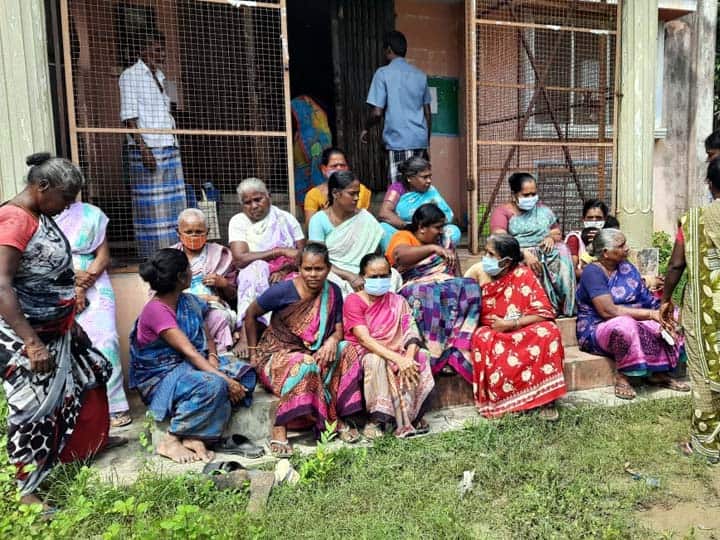 Tanjore: Co-operative Bank blockade in Peravurani - Unconditional waiver of jewelery loan தஞ்சை: பேராவூரணியில் கூட்டுறவு வங்கி முற்றுகை - நிபந்தனை இன்றி நகைக்கடன் தள்ளுபடி செய்ய கோரிக்கை