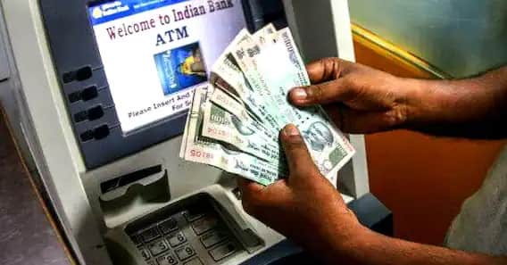 From January 1, withdrawing and depositing cash from ATM will be expensive, these are the new rates 1 જાન્યુઆરીથી ATMમાંથી રોકડ ઉપાડવા અને જમા કરવા મોંઘા પડશે, જાણો કેટલો લાગશે ચાર્જ