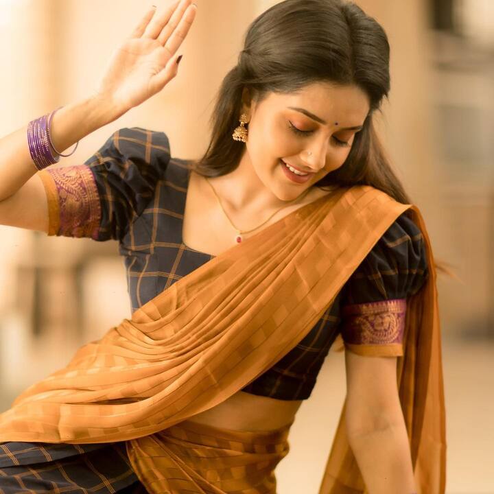 என்னை ஆசைப்பட்டு கொஞ்சும் போது  குத்துற மீசை கருப்பு தான் அசத்தும் கருப்பு தான்