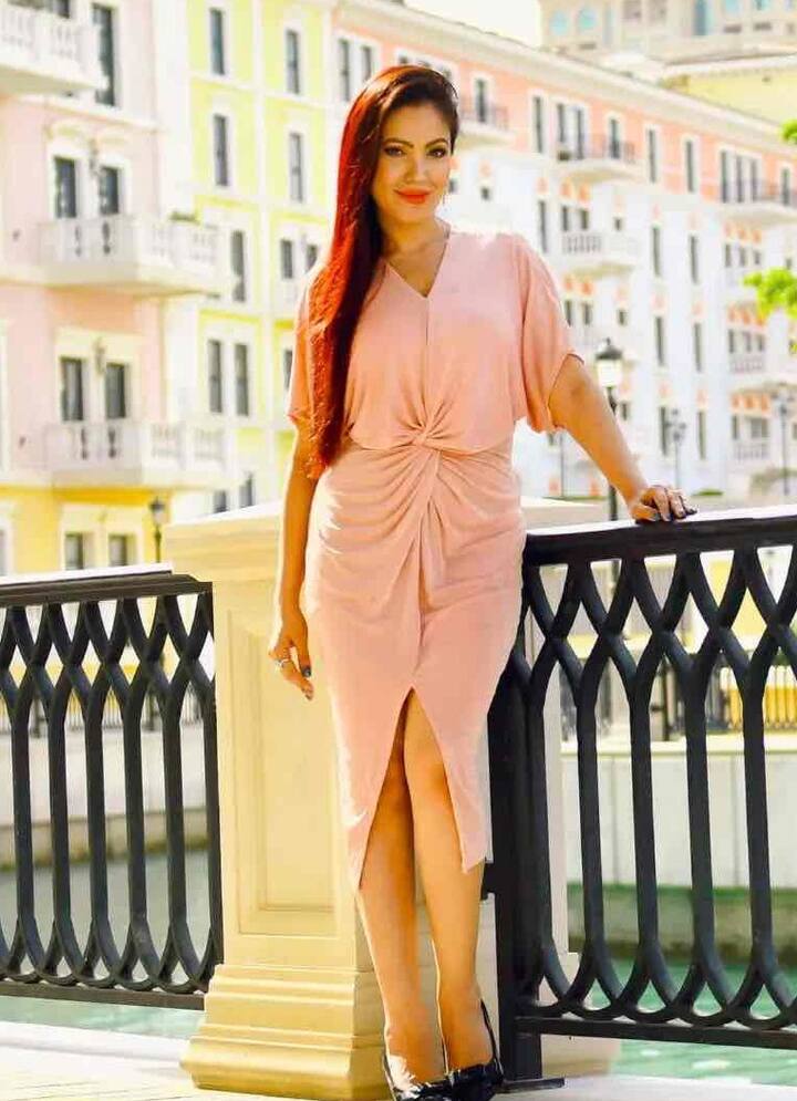 મુંબઇઃ ટીવી એક્ટ્રેસ મુનમુન દત્તા એક્ટિંગની સાથે સાથે પોતાની હોટનેસના કારણે ચર્ચામાં રહે છે. નિયમોન પેન્ટ સૂટમાં મુનમુન સિમ્પલ હોવા છતાં ગ્લેમરસ લાગી રહી છે. મુનમુન પોતાના અલગ લૂકની તસવીરો સોશિયલ મીડિયા પર શેર કરતી રહે છે.