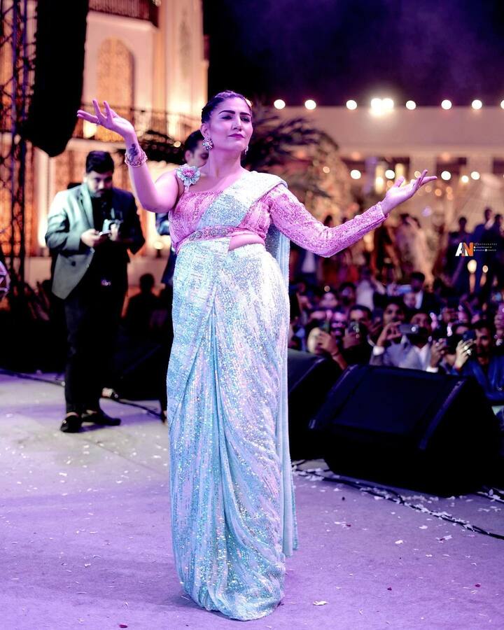 सपना चौधरी की इन तस्वीरों को 96 हजार से भी ज्यादा लाइक्स मिल चुके हैं. इसी से अंदाजा लगा सकते हैं कि फैंस उनकी फोटो को कितना पसंद कर रहे हैं.