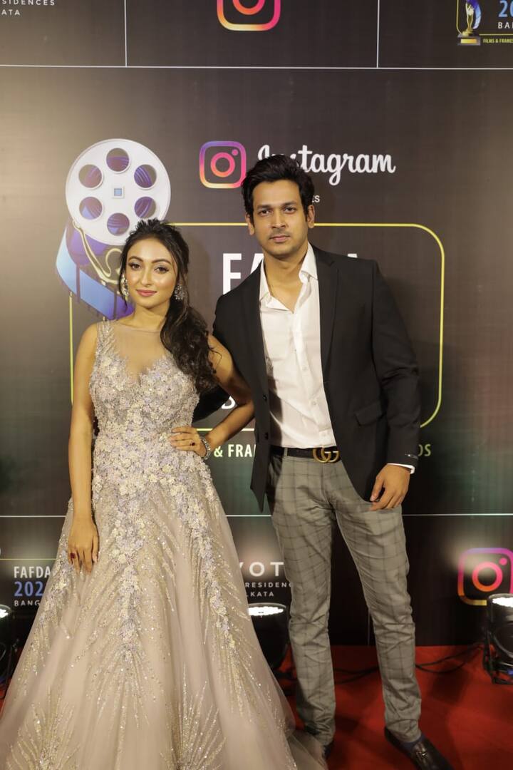 রেড কার্পেটে উপস্থিত ছিলেন সোমরাজ ও আয়ুশীও। শুধু কী তাই? যোগ দিয়েছিলেন প্রসেনজিৎ চট্টোপাধ্যায়, যীশু সেনগুপ্তর মত প্রথম সারির তারকারাও।