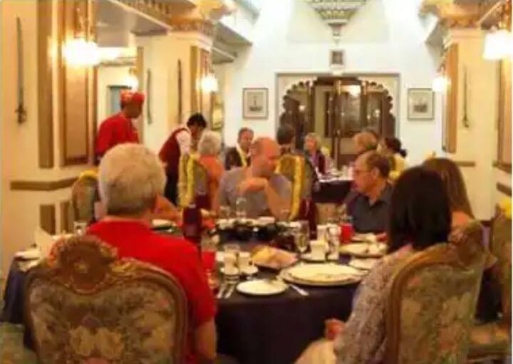 দেশের সবচেয়ে ব্যয়বহুল ট্রেনগুলির মধ্যে একটি, মহারাজা এক্সপ্রেস বহু বছর ধরে চলছে। কিন্তু এর আকর্ষণ আজও একই রকম রয়েছে। শুরুর   দিকে অনেক পুরস্কার পেয়েছে এই ট্রেন। বিশ্ব পর্যটন মানচিত্রে একটি অত্যন্ত গুরুত্বপূর্ণ স্থান রয়েছে এই বিলাসবহুল ট্রেনের। ছবির ক্রেডিট -   মহারাজা এক্সপ্রেস অফিশিয়াল ওয়েবসাইট।