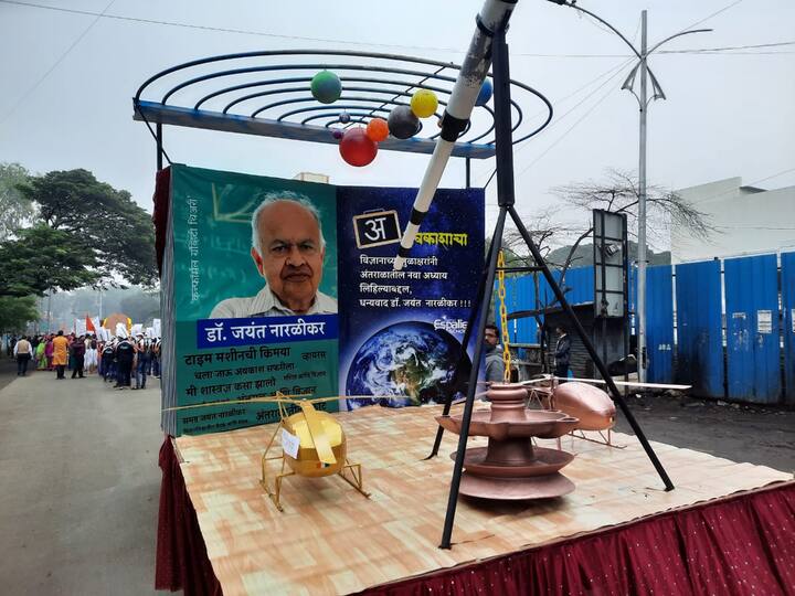 दिंडीत शाळकरी मुलं, ढोल पथक, वारकरी सहभागी, दिंडी, मार्गावर रांगोळ्या काढून पालखीचे स्वागत,स्वागताध्यक्ष छगन भुजबळ, कृषी मंत्री दादा भुसे, विधानसभा उपाध्यक्ष नरहरी झिरवाळ यांच्या सह साहित्य रसिक, कुसुमाग्रज प्रतिष्ठान,लोकहितवादी मंडळांचे पदाधिकारी उपस्थित