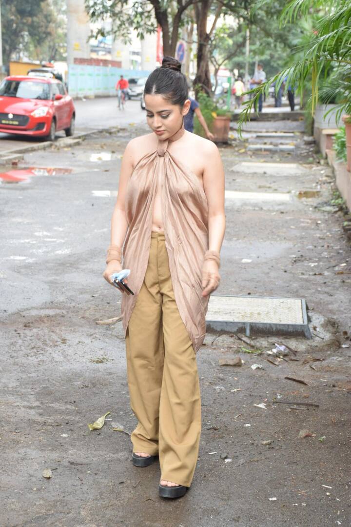 हमेशा अपने घर से उर्फी बन-ठनकर ही निकलती हैं. एक बार फिर से एक्ट्रेस ने अपने स्टाइल से फैंस के दिलों को जीत लिया है.