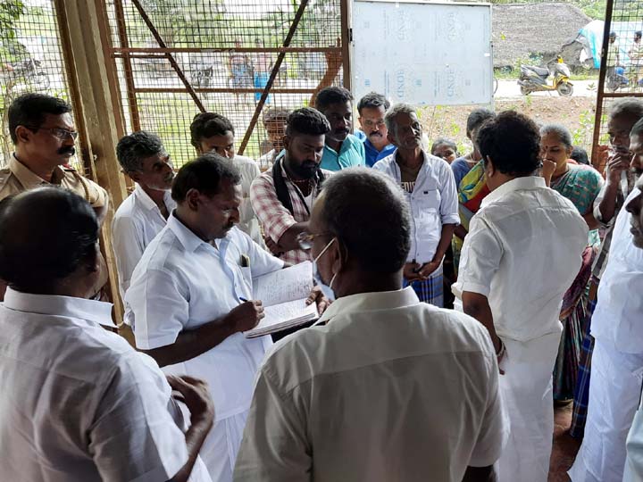 தஞ்சை: பேராவூரணியில் கூட்டுறவு வங்கி முற்றுகை - நிபந்தனை இன்றி நகைக்கடன் தள்ளுபடி செய்ய கோரிக்கை