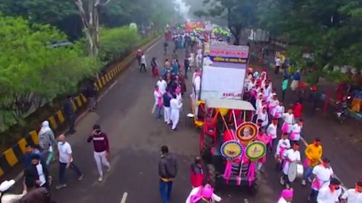 कुसुमाग्रजांचा निवासस्थान कुसुमाग्रज प्रतिष्ठानपासून ग्रंथदिंडीला सुरुवात