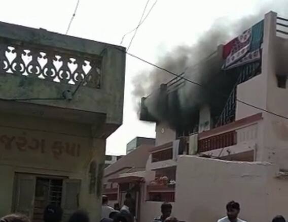 Rajkot : ઘરમાં ગેસનો બાટલો ફાટતાં ફાટી નીકળી આગ, આગ પર કાબૂ મેળવવાના પ્રયાસ શરૂ Rajkot : ઘરમાં ગેસનો બાટલો ફાટતાં ફાટી નીકળી આગ, આગ પર કાબૂ મેળવવાના પ્રયાસ શરૂ