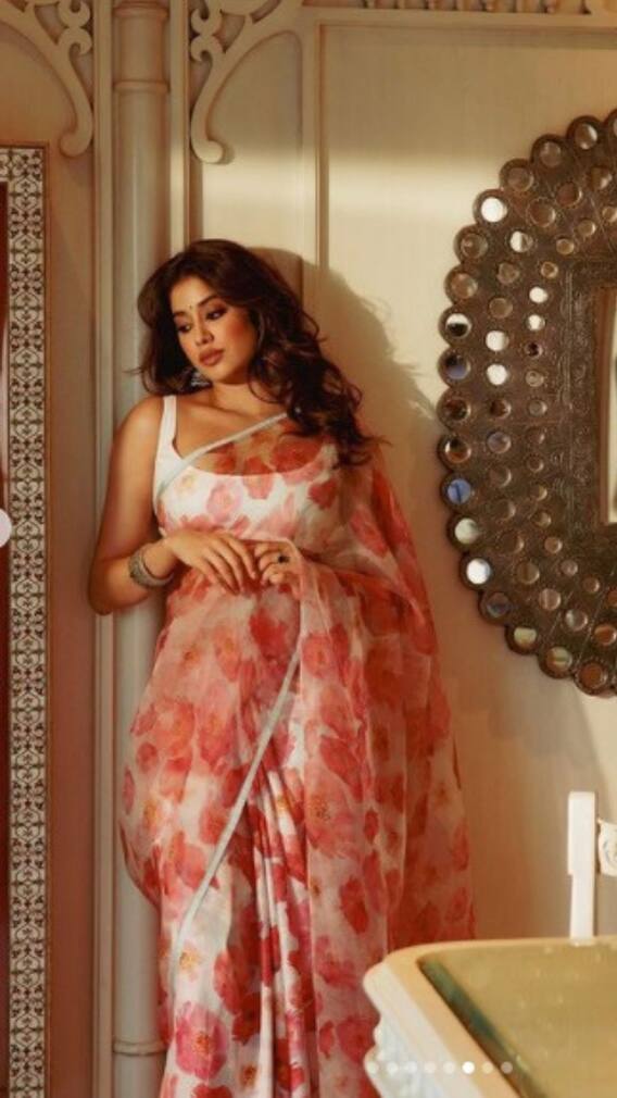 গোলাপ প্রিন্ট শাড়িতে হৃদয়ে ঝড় তুললেন জাহ্নবী