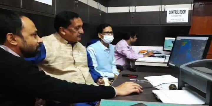 ঘূর্ণিঝড় জওয়াদের আসার আগেই মেদিনীপুর পুরসভায় খোলা হয়েছে কন্ট্রোল রুম। সম্ভাব্য ক্ষতির আশঙ্কায় এলাকা চিহ্নিত করে মোতায়েন করা হয়েছে এনডিআরএফ টিম।