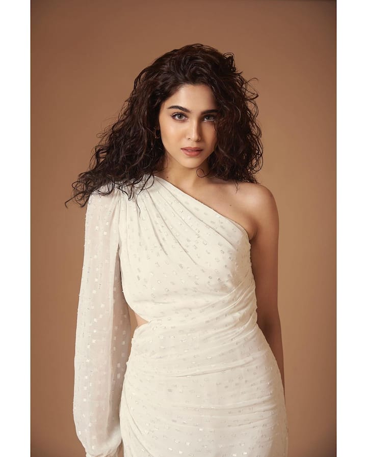 शरवरी वाघ ने बंटी और बबली 2 से बॉलीवुड में कदम रखा है. इस फिल्म में शरवरी की जोड़ी सिद्धांत चतुर्वेदी के संग नजर आई. फिल्म में शरवरी की एक्टिंग को देख फैंस काफी इंप्रेस हुए हैं.