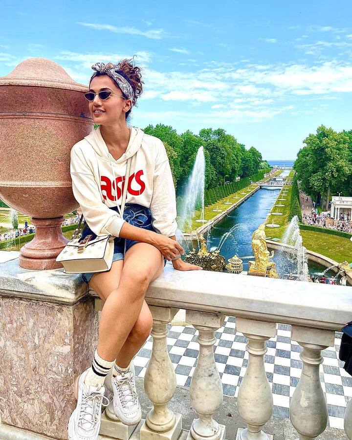 पढाई के मामले में एक्ट्रेस तापसी पन्नू भी किसी से पीछे नहीं है. एक्टिंग से पहले उन्होंने दिल्ली के गुरुतेग बहादुर इंस्टीट्यूट ऑफ टेक्नोलॉजी से बीटेक की डिग्री हासिल की. यही नहीं वो सॉफ्टवेयर इंजीनियर भी रह चुकी है.