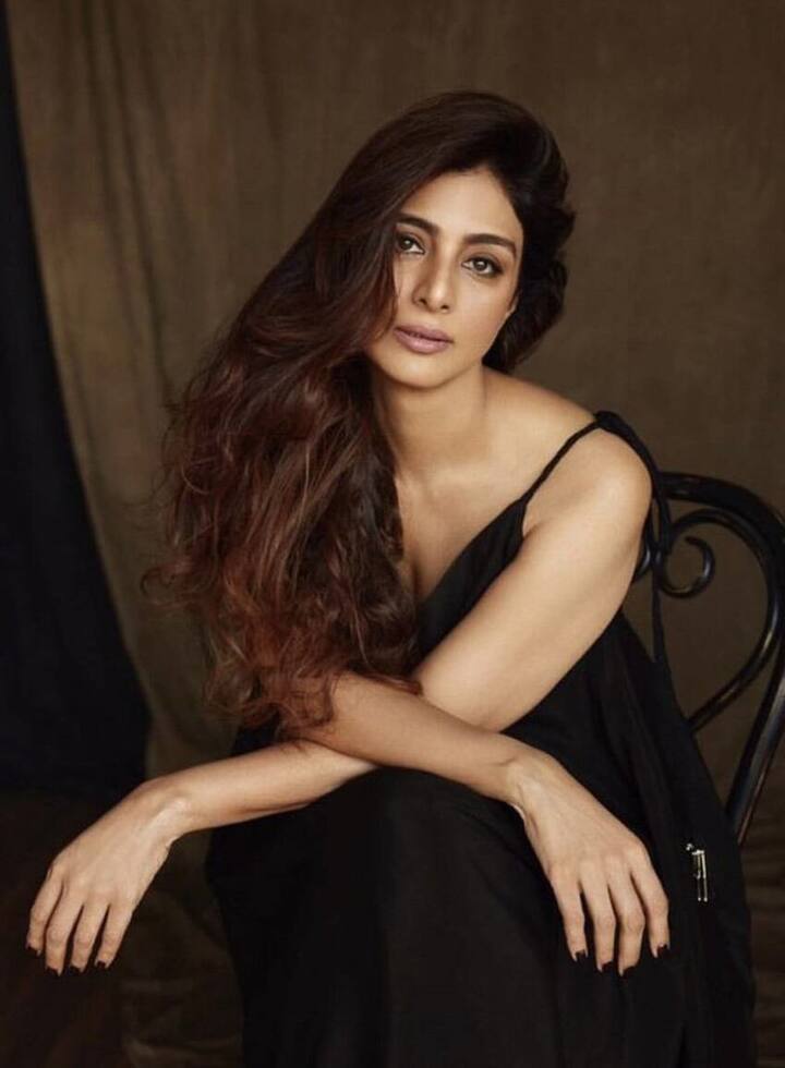 तब्बू बॉलीवुड की मशहूर एक्ट्रेस हैं. कई फिल्मों में शानदार अभिनय से लोगों का दिल जीतने वाली तब्बू अनमैरिड हैं. उनका नाम नागार्जुन और साजिद नाडियाडवाला संग जुड़ा था, लेकिन कोई भी रिश्ता मुकम्मल नहीं हुआ. उसके बाद तब्बू ने कभी शादी नहीं की.