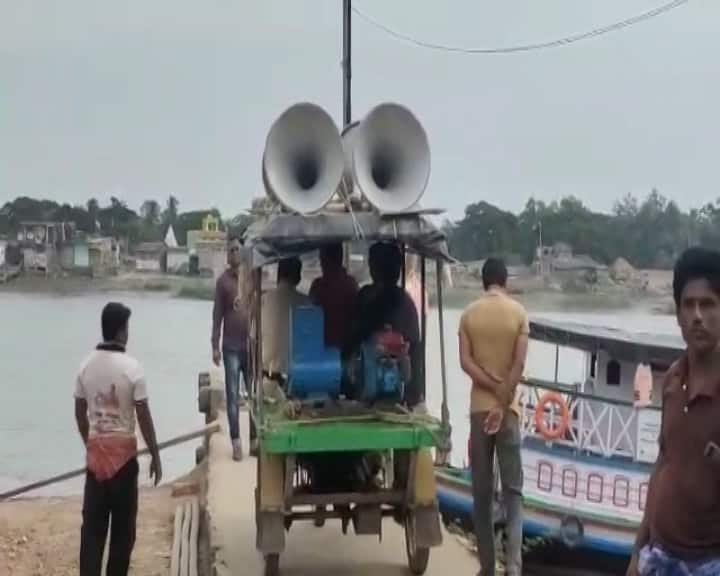 ঘূর্ণিঝড়ের আশঙ্কায় স্পিড বোটে চড়ে সাগরে মাইকে প্রচার চালাচ্ছে পুলিশ। নদী ও সমুদ্র উপকূলে চলছে কড়া নজরদারি।